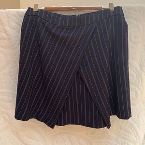 Banana republic skirt in size 4.Navy blue.